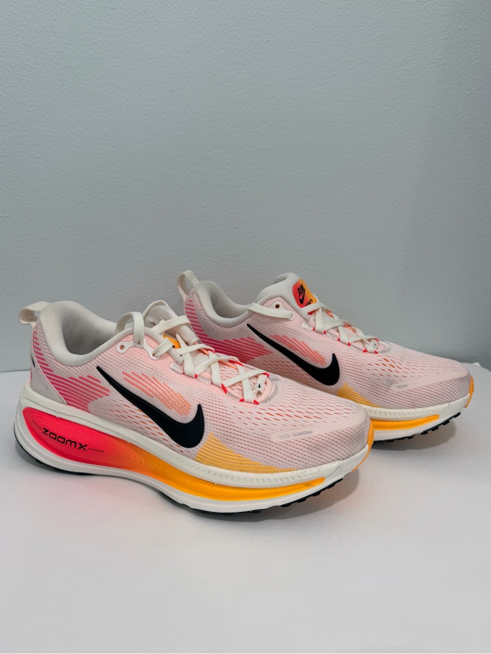 NIKE Vomero 18 Women's White Pink Orange HM6804-100 Running Mesh ZoomX Shoes (6) - Picture 2 of 16